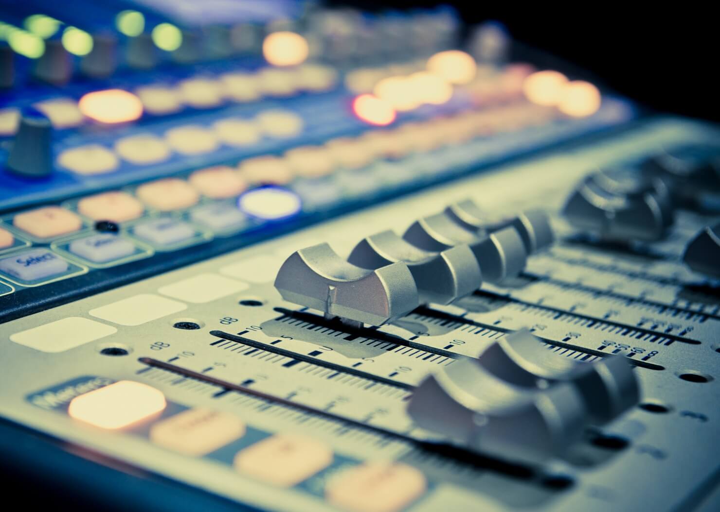 Sprecher mit eigenem Studio decken heute weite Bereiche der Produktionskette ab: Sprache, Aufnahme, Schnitt und mehr